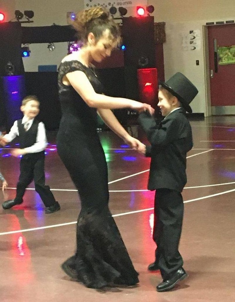 "Өнөөдөр хүүтэйгээ анх бүжиглэж үзлээ"