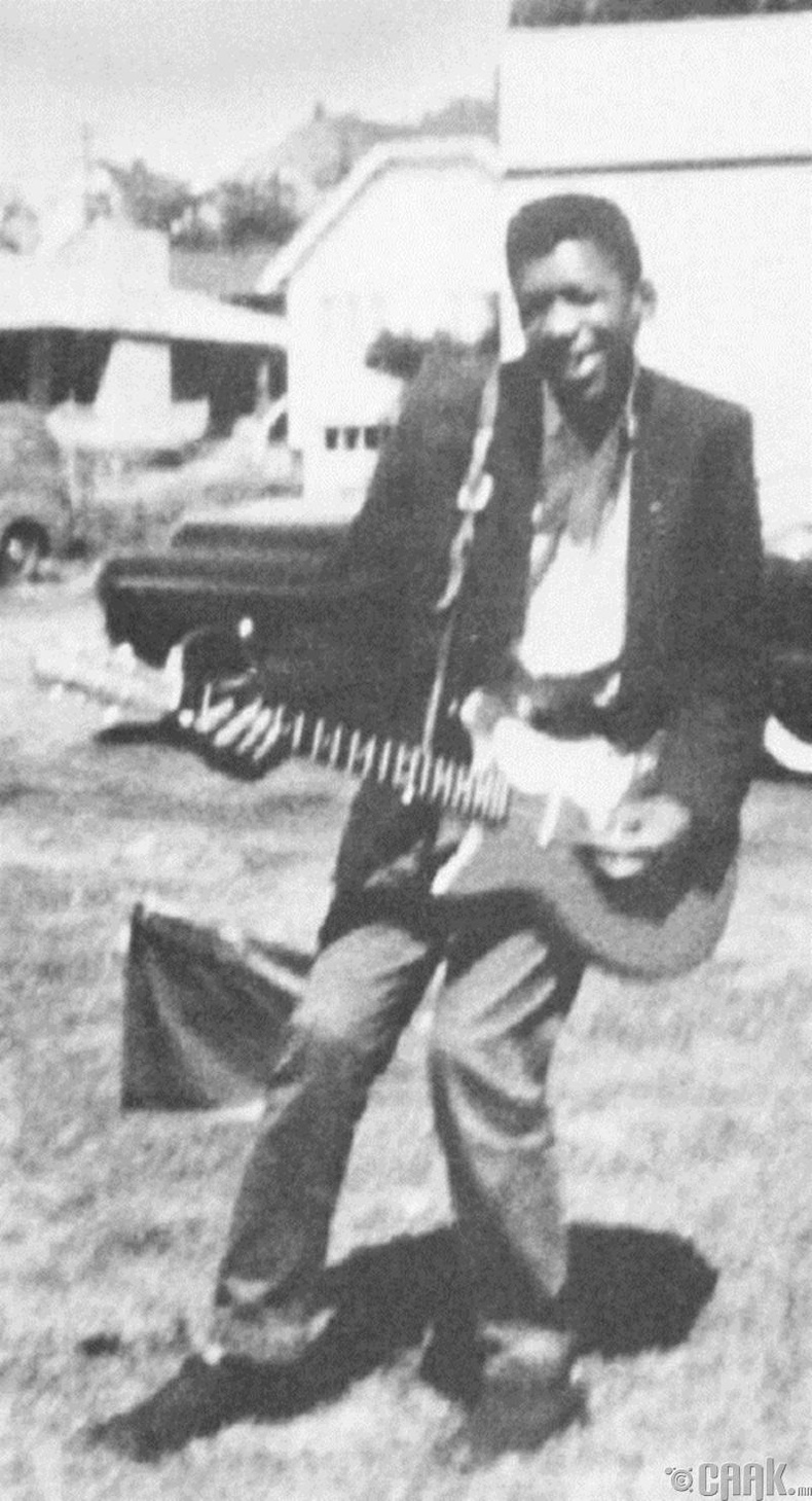 Жими Хендрикс анхныхаа цахилгаан гитартайгаа, 1957. /Jimi Hendrix/