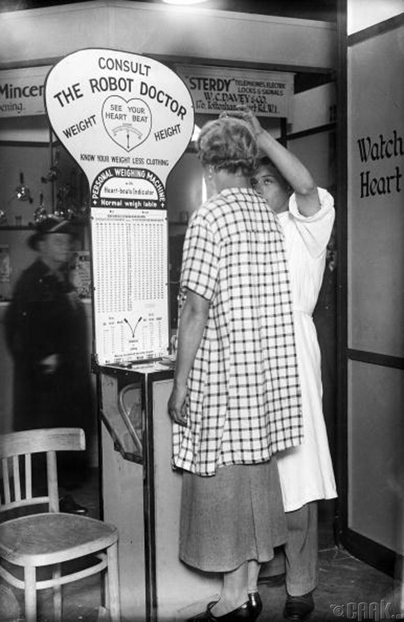 Хүний өндөр, жин болон цусны даралтаар нь эрүүл мэндийг нь үздэг "Робот эмч" төхөөрөмж - 1936 он