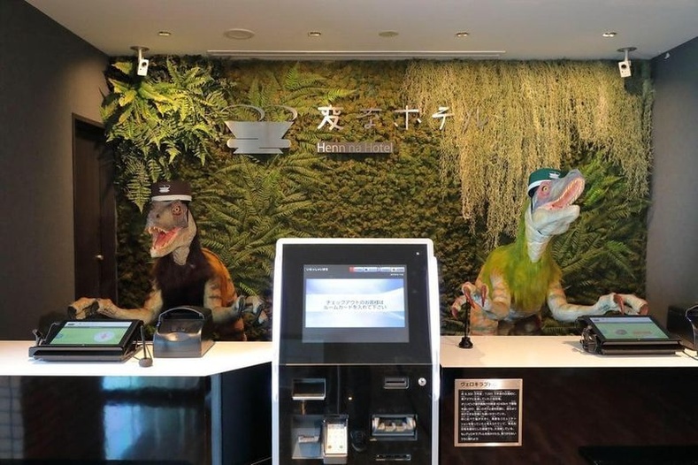 Японы нэгэн зочид буудалд диназавр робот жуулчдыг хүлээн авч үйлчилгээ үзүүлдэг. Янзтай гэдэг үг ч багадахаар байгаа биз?