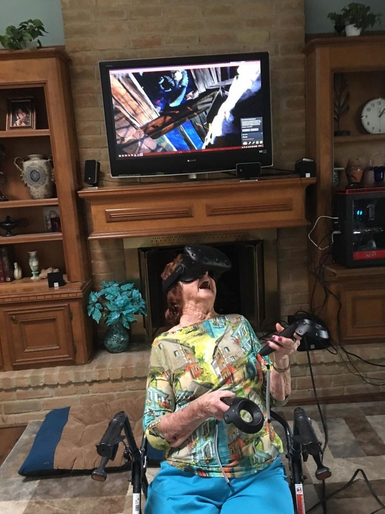 "96 настай эмээгийн минь виртуал ертөнцтэй танилцсан түүх."