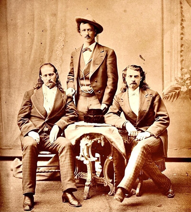 Зэрлэг өрнөдийн баатрууд 1873 оны 9-р сар: Зүүн гар талаас Зэрлэг Билл, Техас Жек, Буффало Билл.