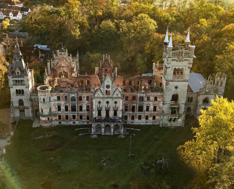 1958 онд хоосорч үлдсэн Польшийн "Schloss Koppitz" цайз