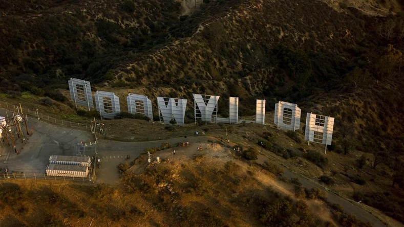 Лос-Анжелес дахь "Холливуд" бичээсний ардаас харвал