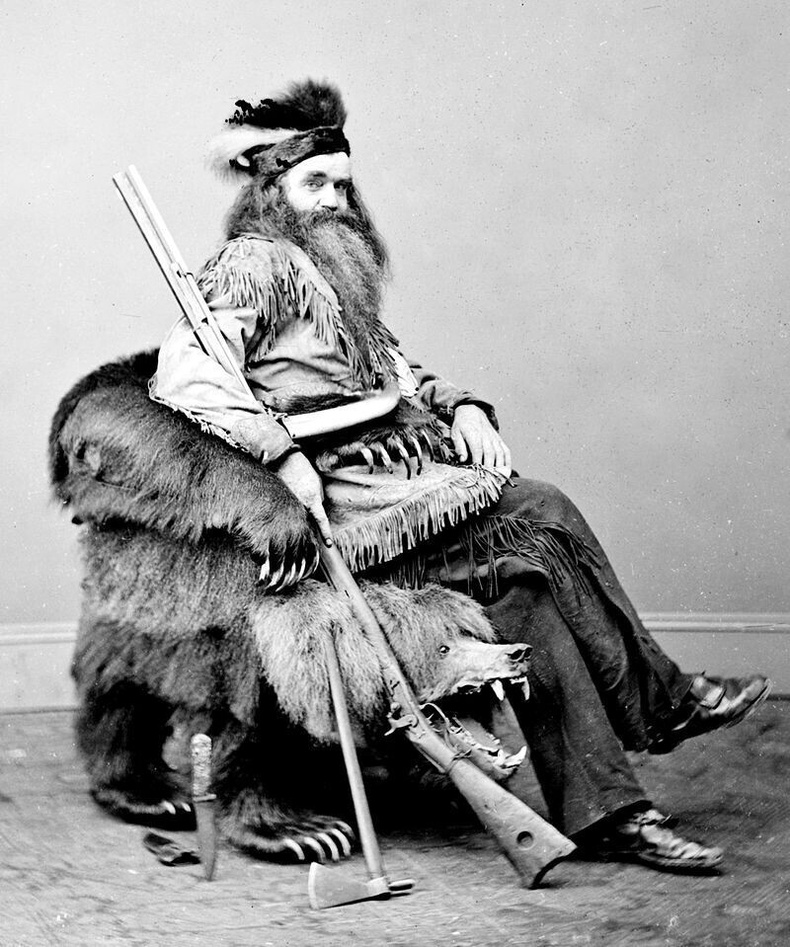 АНУ-ын ерөнхийлөгч Эндью Жонсонд зориулан урласан суудал дээрээ сууж буй анчин, уулын хүн хэмээгддэг Сет Кинмэн. Калифорни муж, 1865 он.