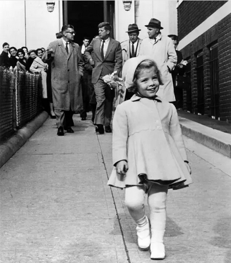 АНУ-ын Ерөнхийлөгч асан Жон Кеннеди (John Kennedy) болон түүний урд охин Каролин (Caroline) - 1963 он