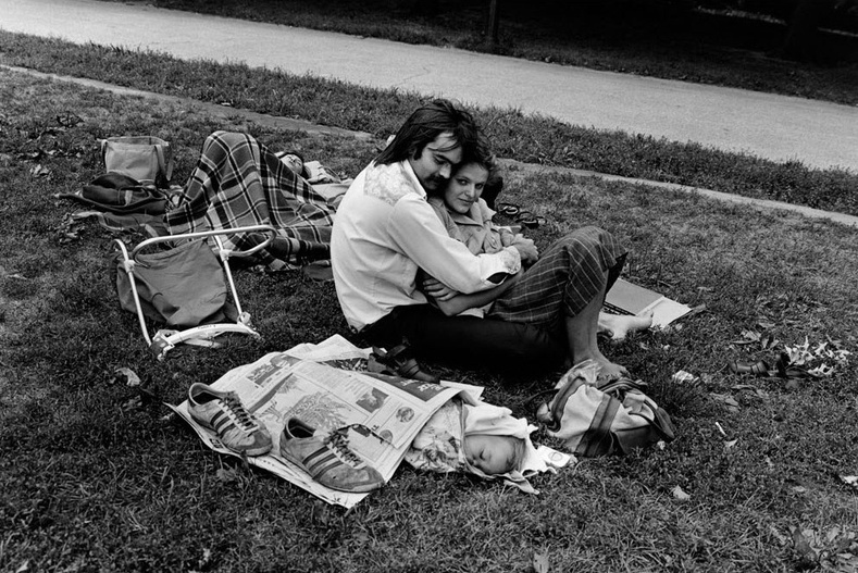 Сонинд хучигдсан хүүхэдтэйгээ сууж буй хос. 1978 он