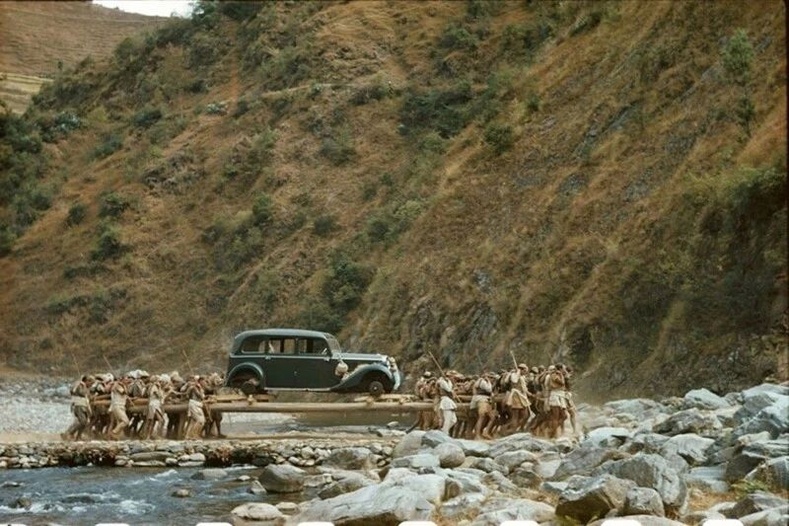 Адольф Гитлерээс Балба улсын хаан Трибхуванд бэлэглэсэн "Мерседес"-ийг хүргэж буй нь - 1939