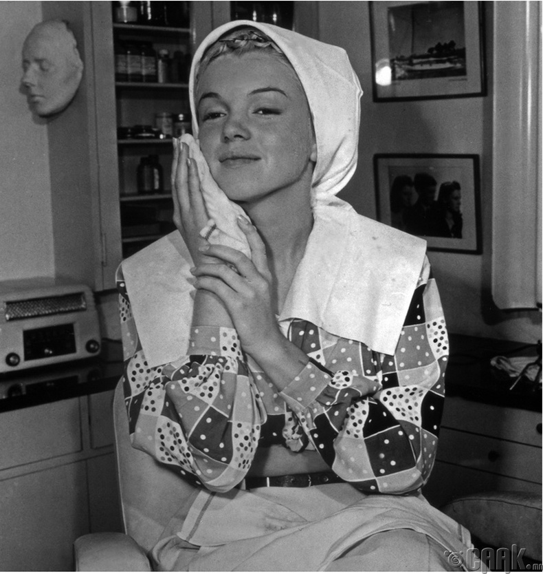Нүүрний будаггүй Мэрилин Монро (Marylin Monroe) - 1956 он