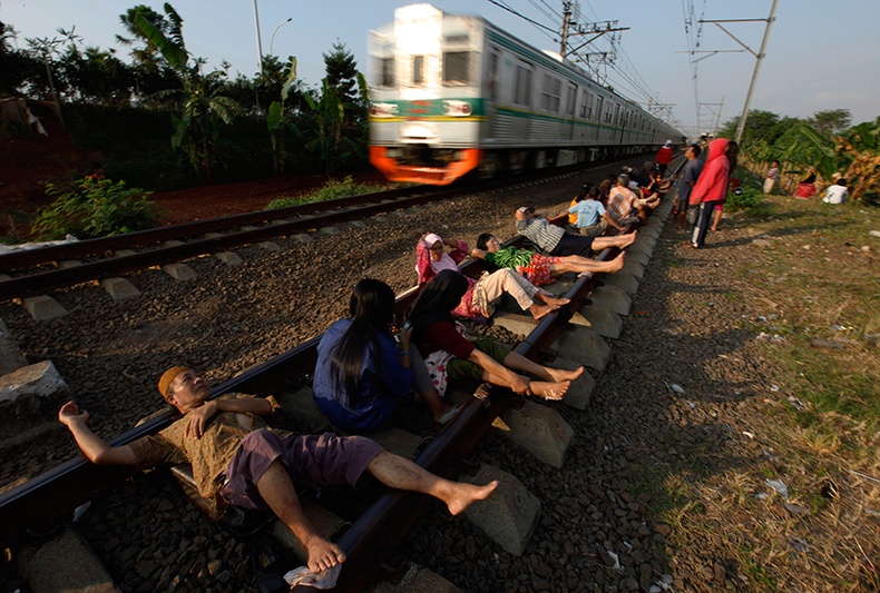 Төмөр зам дээр хэвтэхүй - Индонези