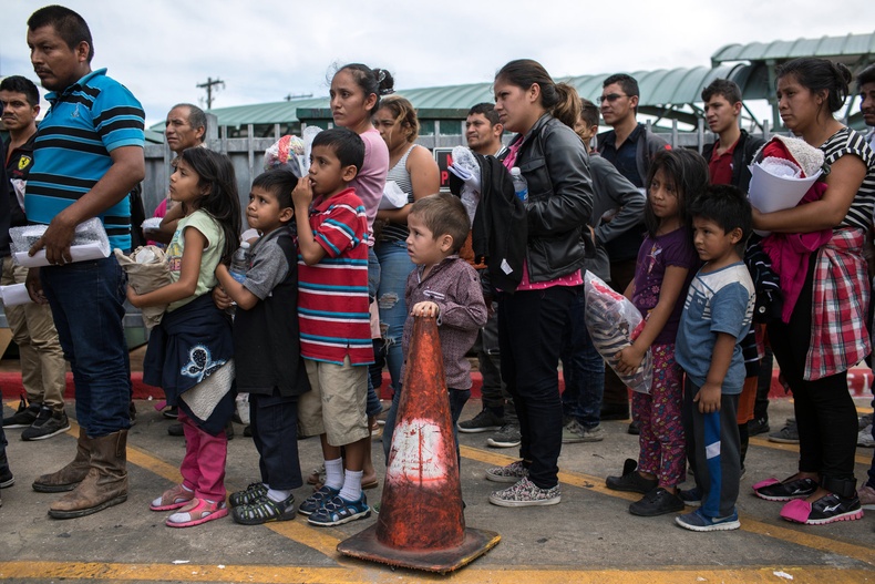 Хэдэн мянган дүрвэгч АНУ-ын хил рүү явганаар гарчээ