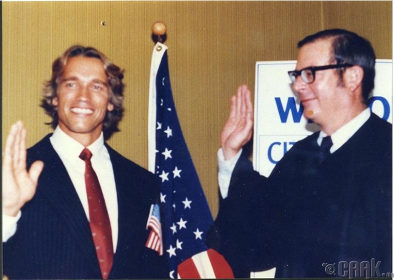 Жүжигчин, улс төрч Арнольд Шварценеггер (Arnold Schwarzenegger) АНУ-ын иргэн болохоор тангараг өргөж байгаа нь - 1983 он