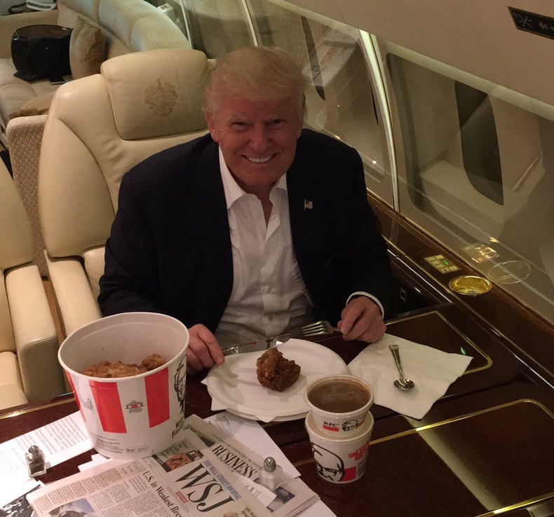 Хувийн онгоцондоо KFC идэж буй нь (2016)