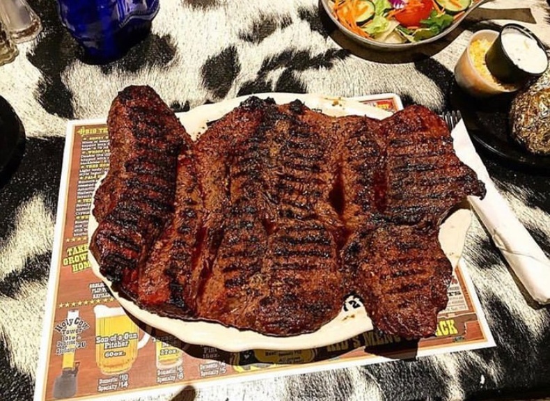 Техасын нэгэн зоогийн газрын 2 кг жинтэй стейк