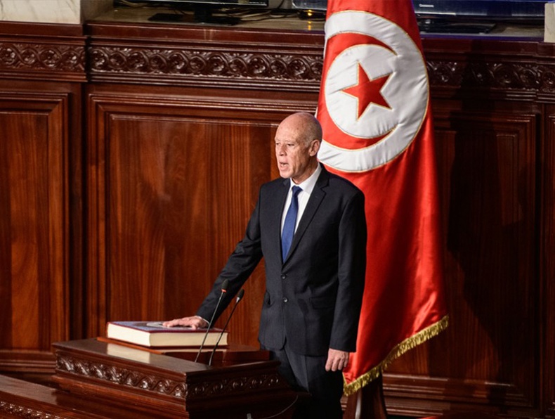 Тунисчууд Ерөнхийлөгчид давуу эрх мэдэл олгох шинэ үндсэн хуулийг дэмжжээ