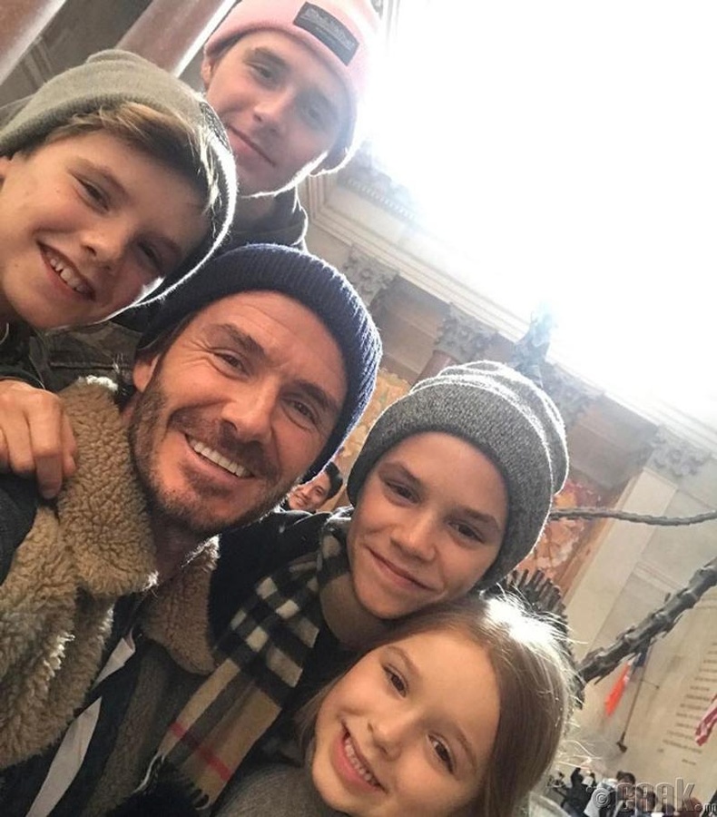 Дэвид Бекхэм (David Beckham) дөрвөн хүүхдийн хамт