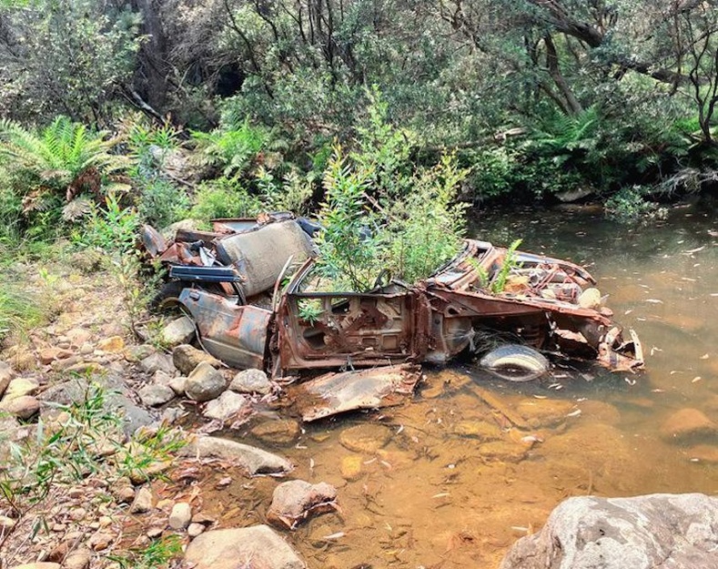 Австралийн Шинэ Өмнөд Уэльсэд байрлах гол унаснаасаа хойш одоог хүртэл зэврэн хэвтэж буй машин