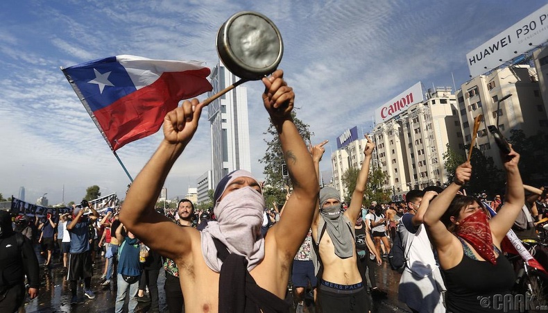 Чилийн иргэд тэгш бус байдал, цалингийн хэмжээ, шатахууны үнийг эсэргүүцэн босов