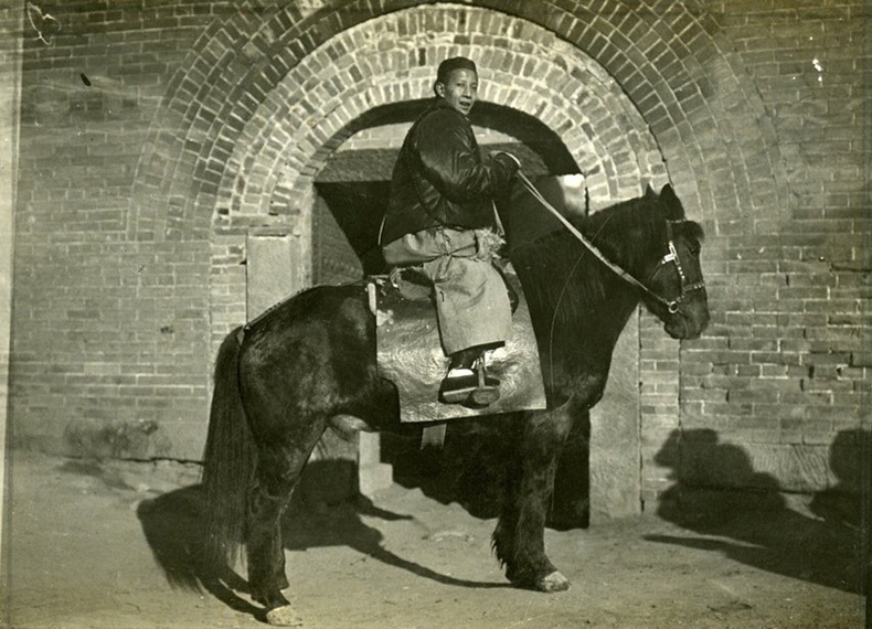 Хотын хаалганы урд морьтойгоо зогсох эр - Шэнси. 1909 он.