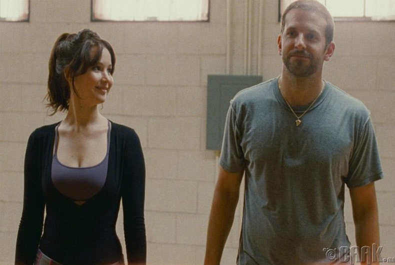 "Silver Linings Playbook” киноны гол дүрийн жүжигчний цамц болон хөхний даруулга