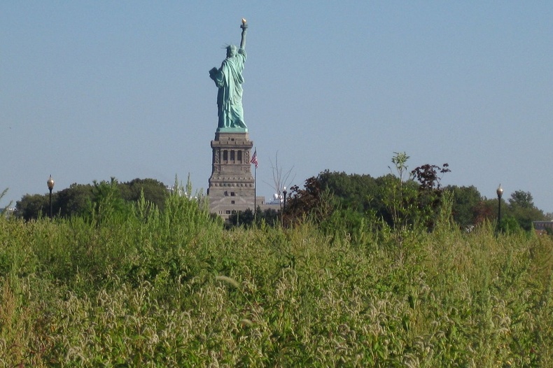 "Эрх чөлөөний хөшөө"-г "Liberty State Park" талаас харвал