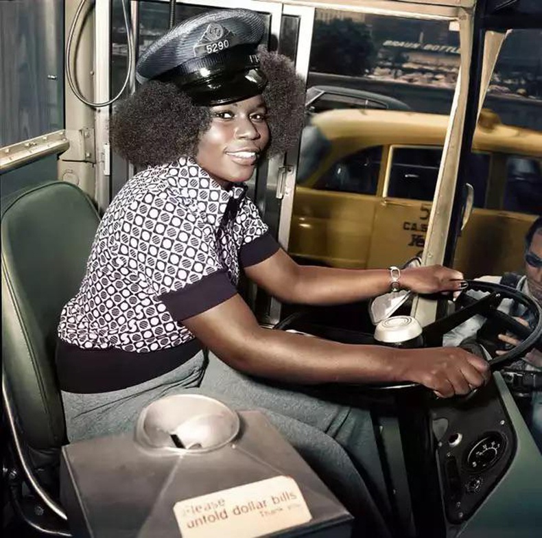 Чикаго хотын нийтийн тээврийн анхны эмэгтэй жолооч Мэри Уоллес (1974)