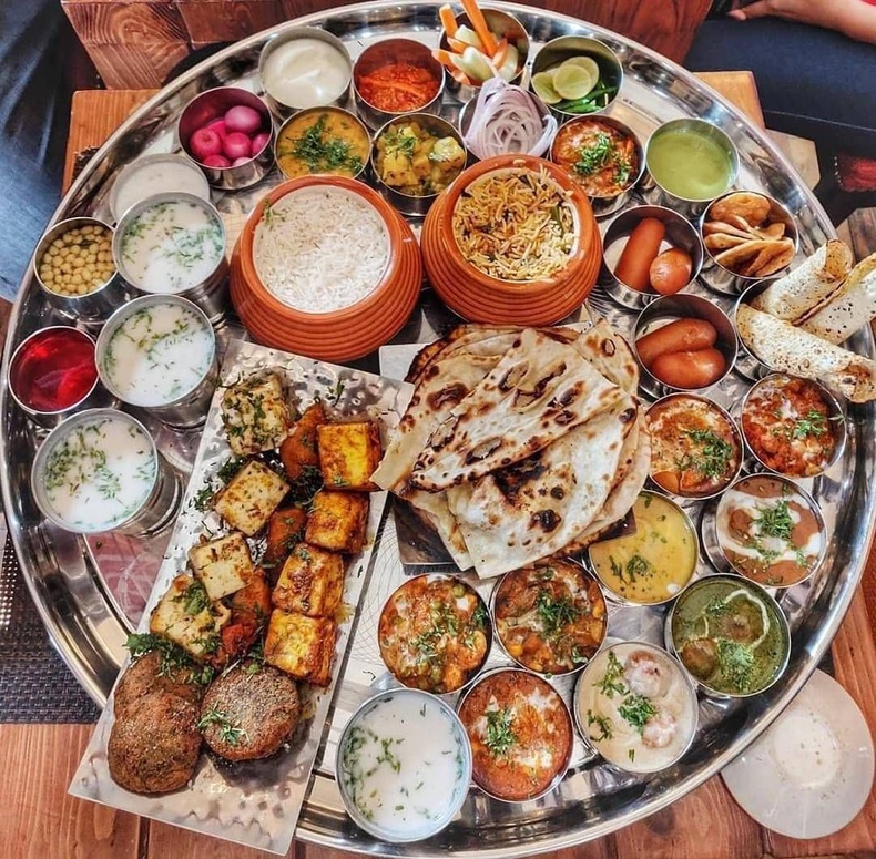 Энэтхэгийн нэгэн хоолны газарт "Бахубали Тхали" хэмээх 8 кг жинтэй энэхүү цуглуулгыг санал болгодог. 40 минутын дотор дуусгаж чадсан хүн 11 мянган доллараар шагнуулна.