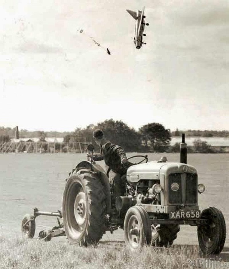 Дадлагажигч нисгэгч унаж буй онгоцноосоо үсэрч байгаа нь - 1965 он