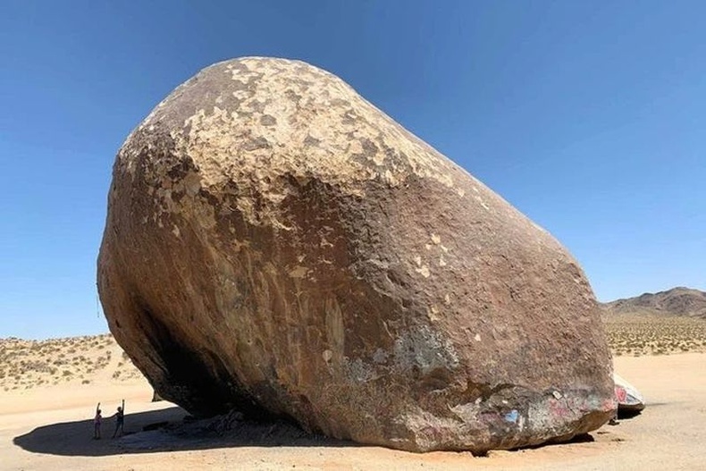 Дэлхий дээрх хамгийн том өнчин чулуу Калифорнид бий. Өндөр нь 7 давхар барилгатай дүйнэ.
