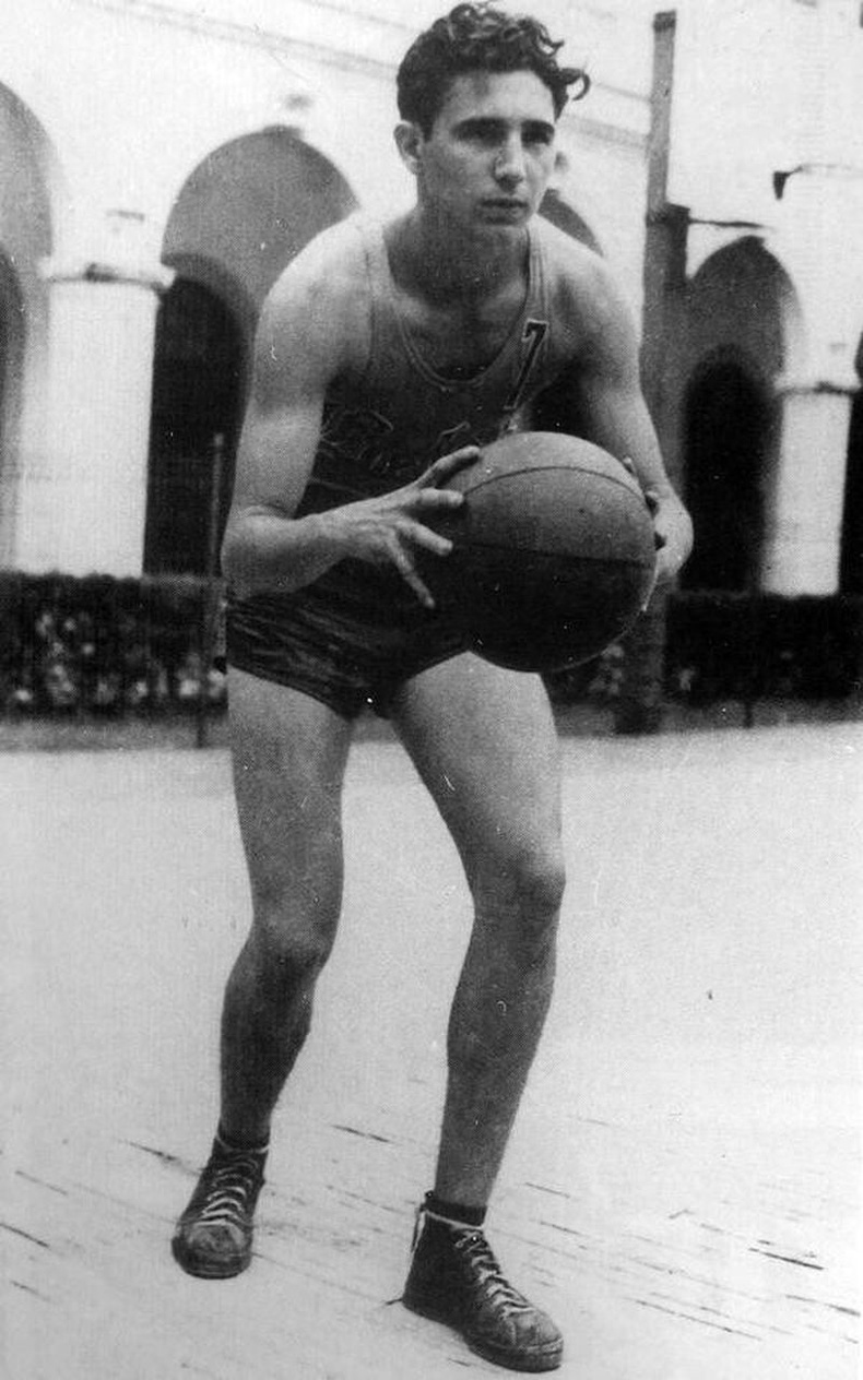 Сагсан бөмбөг тоглож буй залуухан Фидель Кастро, 1940-өөд оны сүүлч