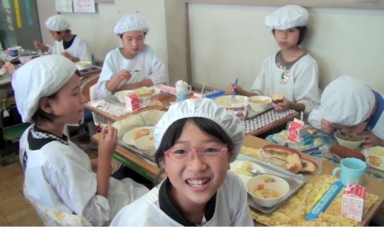 Япон хүүхдүүд ингэж хооллодог