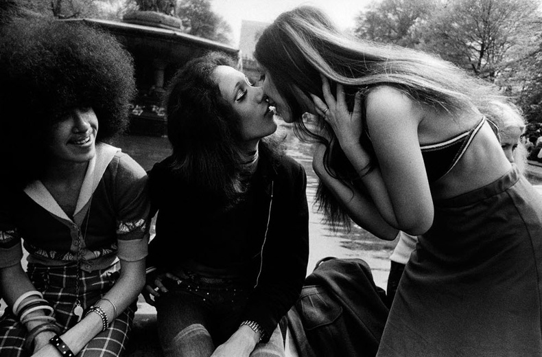 Төв цэцэрлэгт хүрээлэнд охид үнсэлцэж байна. 1972 он