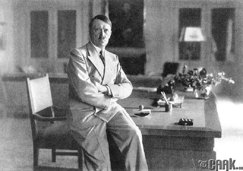 Адольф Гитлер Бергхоф дахь ажлын өрөөндөө