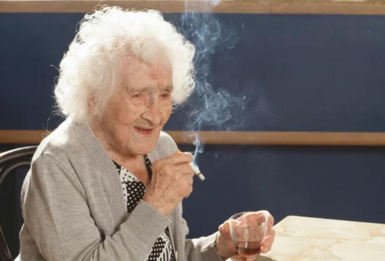 Дэлхийн түүхэнд хамгийн урт насалсан хүн гэж тооцогддог Жан Калмент 117 насныхаа төрсөн өдрөөр дарс ууж, тамхи татаж байгаа нь