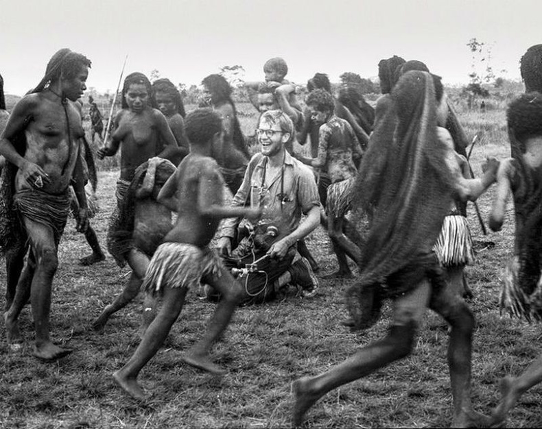 Антропологич , угсаатан зүйч Майкл Рокфеллер Папуа-Шинэ Гвинейн “Дани” омгийнхны хамт