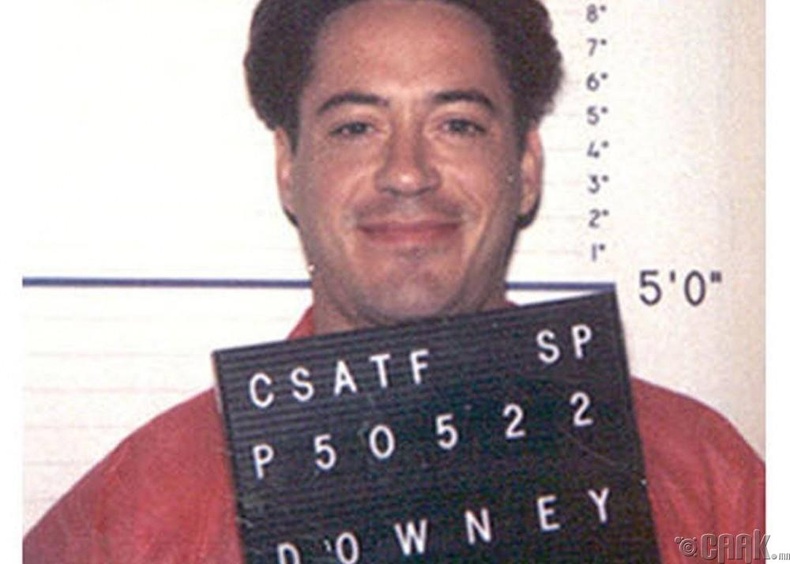 Бага Роберт Дауни (Robert Downey Jr) - Гэрээ андууран, дотуур өмдтэйгээ орж ирсэн