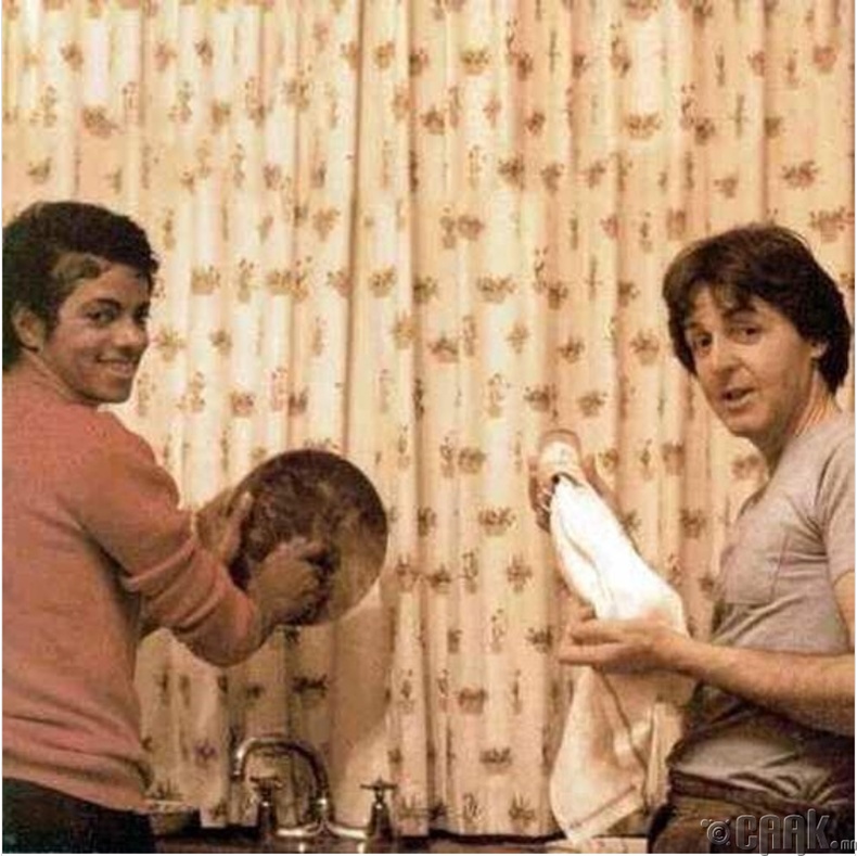 Майкл Жексон, Пол Маккартни нар (Michael Jackson, Paul McCartney) таваг угааж байгаа нь, 1982 он