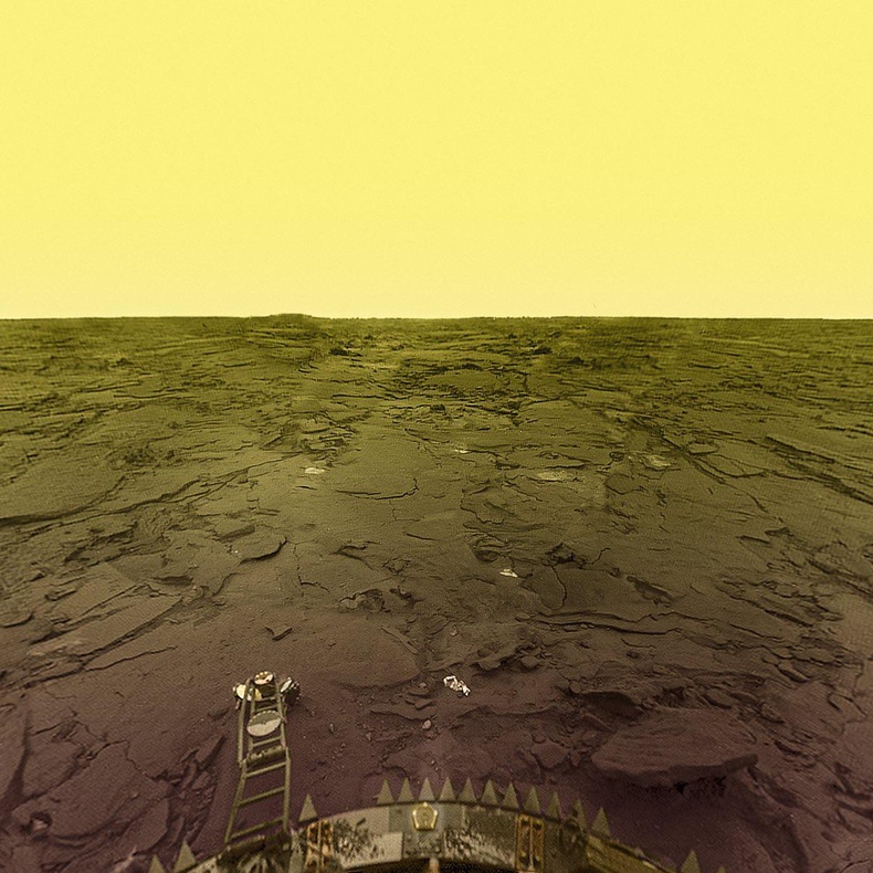 "Venera 13" станцын авсан Сугар гаригийн гадаргын зураг