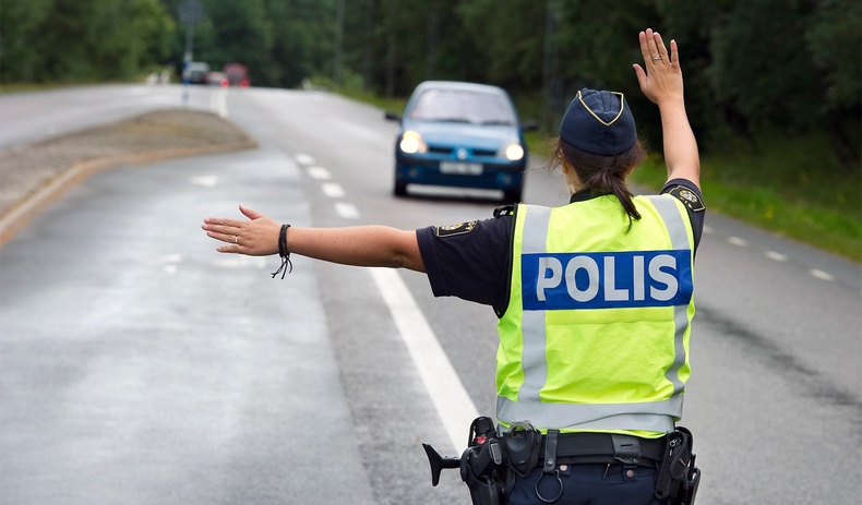 Швед улс нэг шөнийн дотор замын хөдөлгөөний баруун гарын дүрэмд шилжсэн нь...