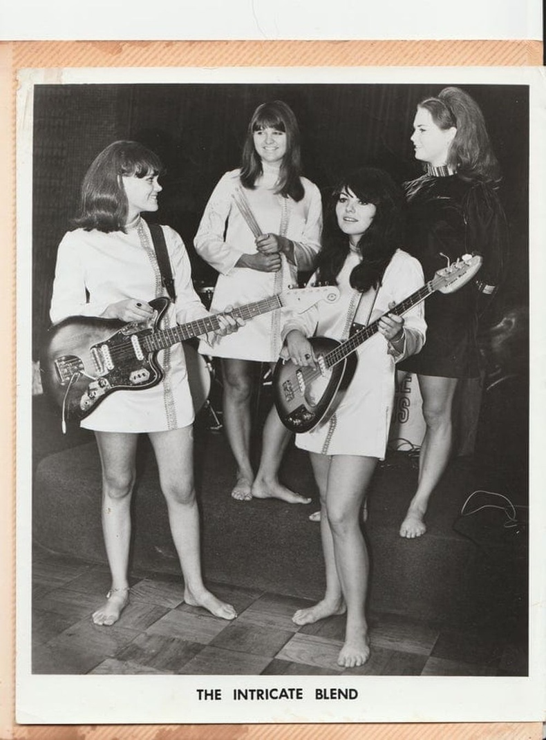 "1960-аад оны үед миний ээж рок хөгжмийн охидын хамтлагтай байсан."