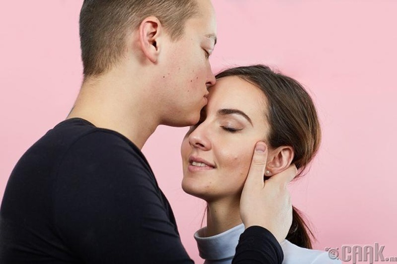 Целовать человека в лоб. Целует в лоб. Человек целует другого в лоб. Целует в макушку. Мужчина целует женщину в макушку.