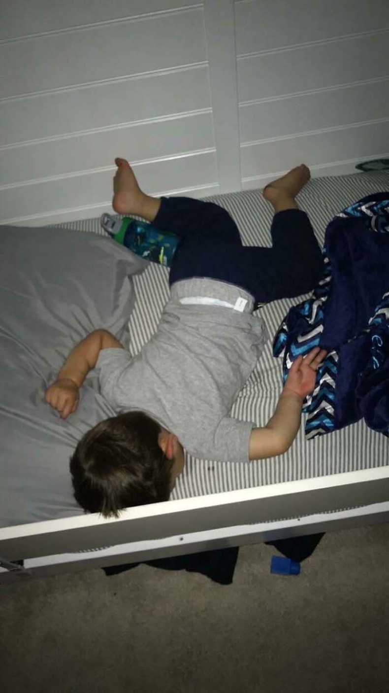 Хүү маань ийм байрлалтай унтах дуртай