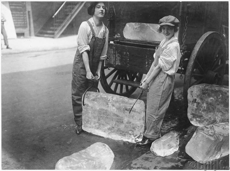 Мөс зөөж буй охид - 1918 он