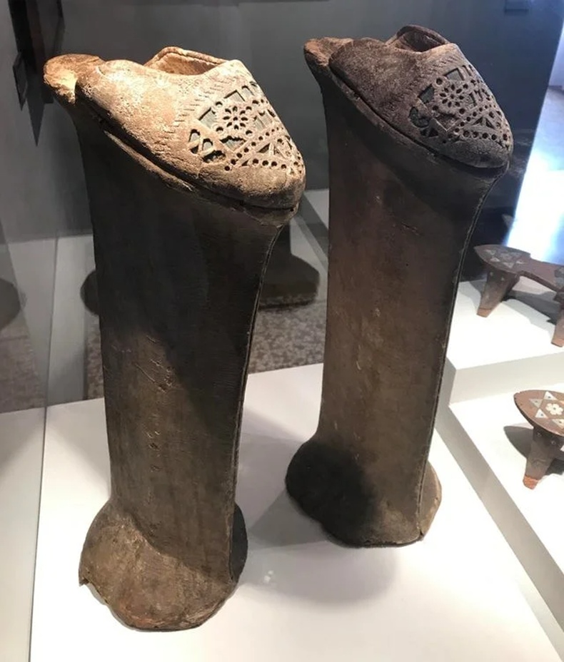 Эмэгтэйчүүдийн "Шопен" гутал. Бүсгүйчүүд үүнийг шавар, шалбааган дээр явахдаа өмсдөг байжээ. Венеци, 15-18 зуун