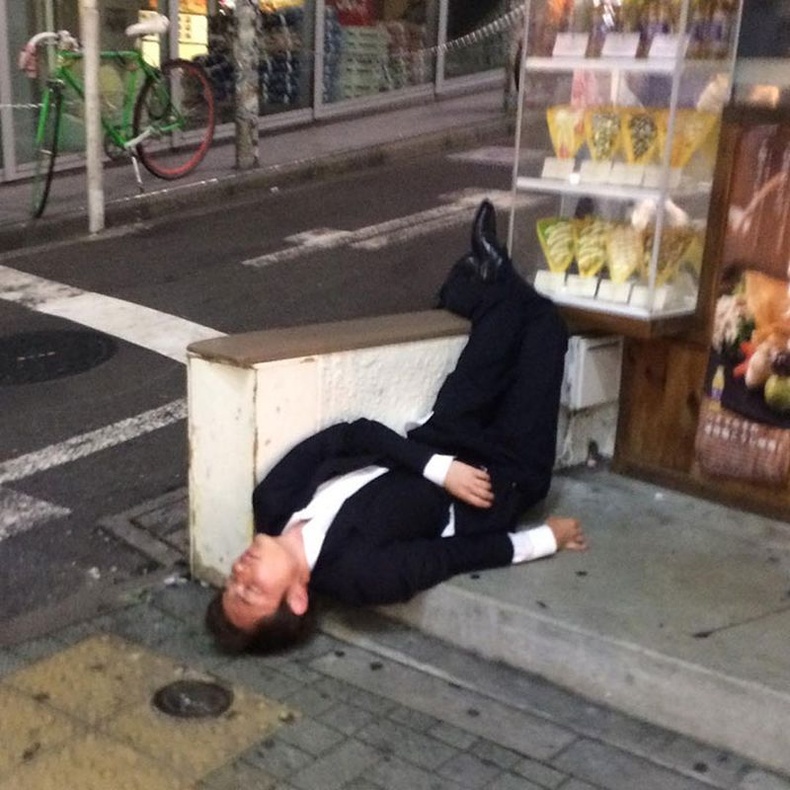Ажил хэрэгч хувцастай нөхөд гэгээн цагаан өдөр гудамжинд тасарсан хэвтэж байх нь Японд хэвийн үзэгдэл