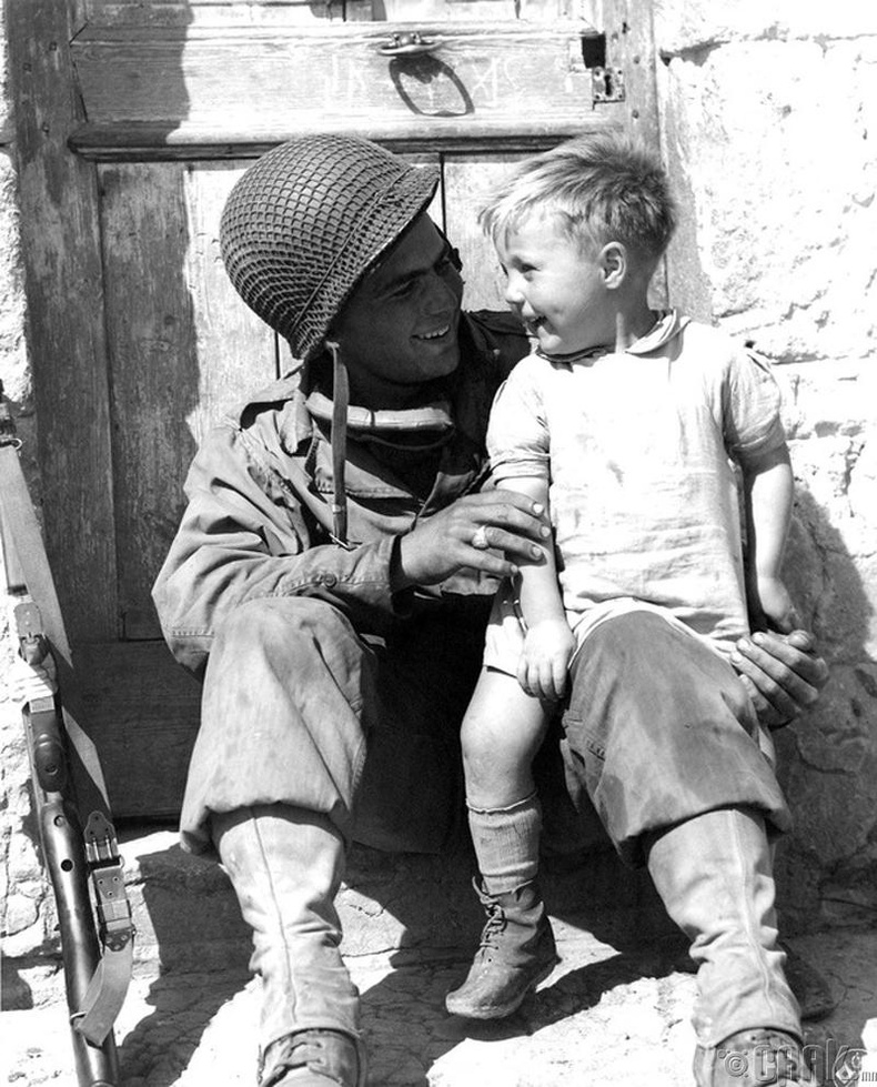 АНУ-ын байлдагч Фред Линден (Fred Linden) 1944 оны 6-р сарын 10-нд Нормандын Тревье тосгоныг чөлөөлсний дараа нэгэн Франц хөвгүүнтэй цуг байгаа нь - 1944 он