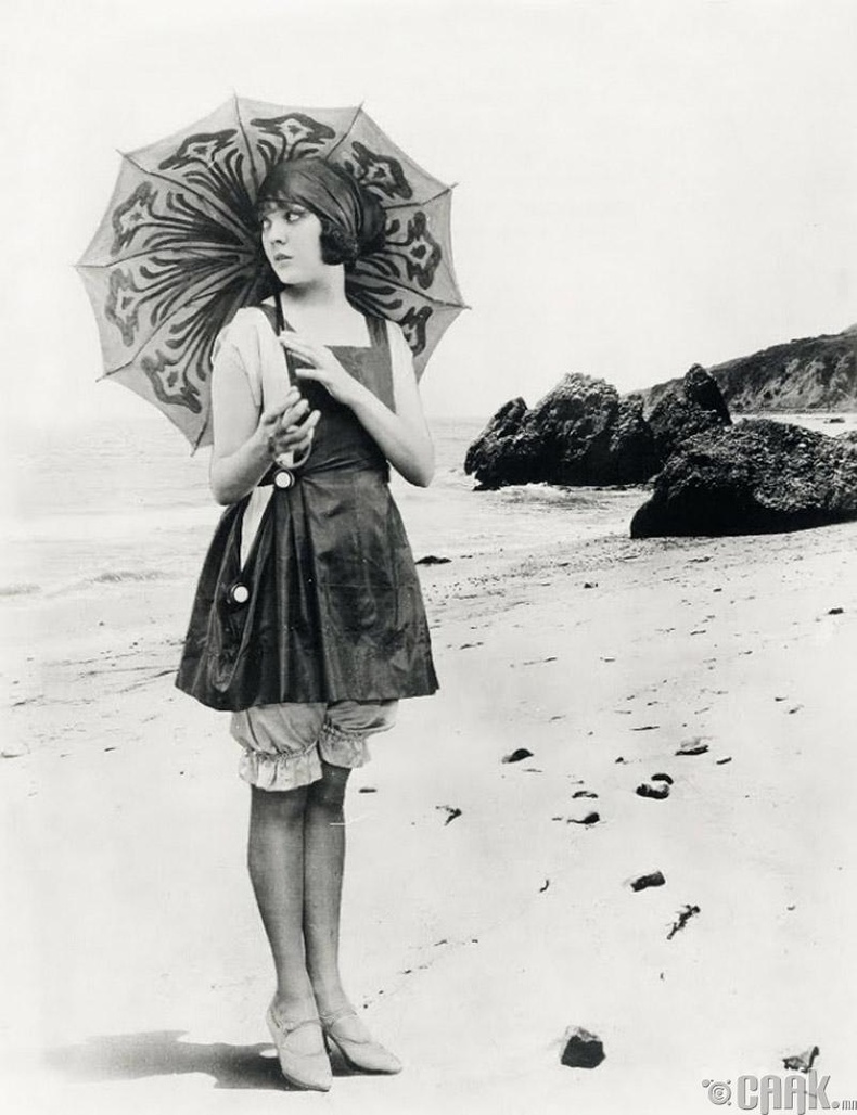 20-р зууны эхэнд АНУ-д зохисгүй усны хувцас өмссөн хүмүүсийг торгодог  байжээ. Зураг дээр жүжигчин Лийла Ли (Leela Lee) уламжлалт усны хувцас өмссөн байна - 1920-оод он
