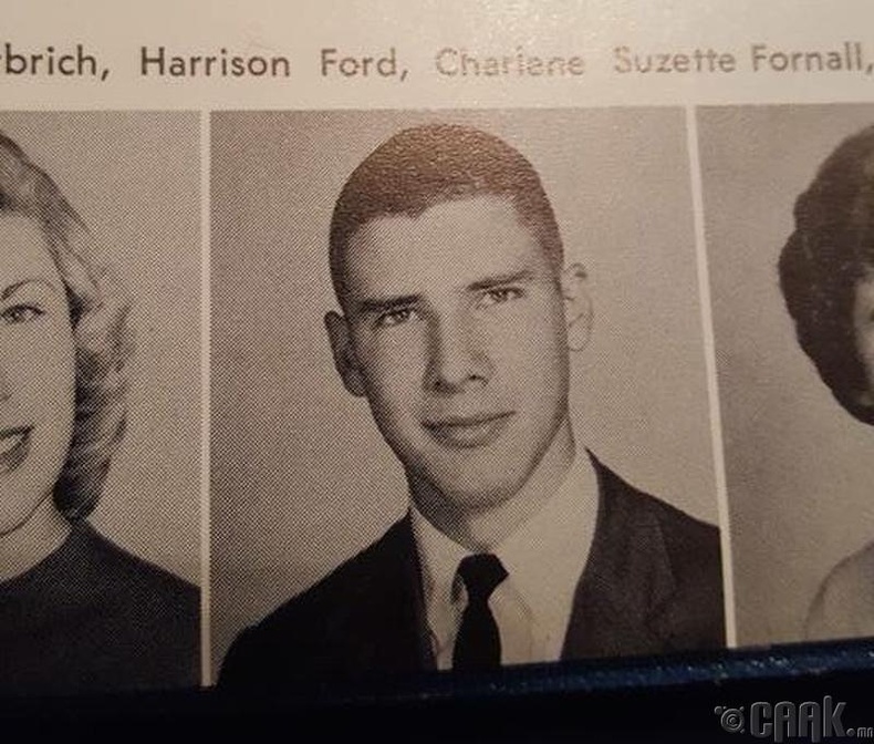 "Өвөөгийнхөө хуучин зүйлсийг цэгцэлж байхдаа жүжигчин Харрисон Фордын төгсөлтийн зургийг оллоо"