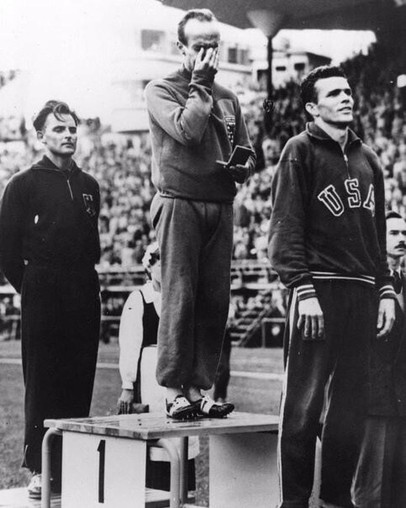 Люксембургийн цор ганц олимпийн аварга Жози Бартел 1500 метрийн гүйлтэд Олимпын түүхэн рекорд тогтоосон үе, Хельсинки, 1952 он.