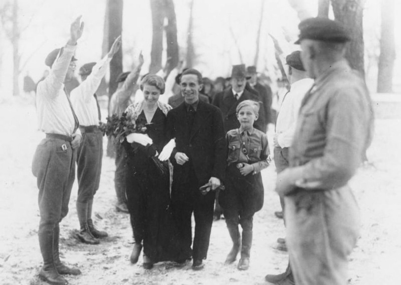 Адольф Гитлер баруун гар Жозеф Геббельсийн хурим дээр